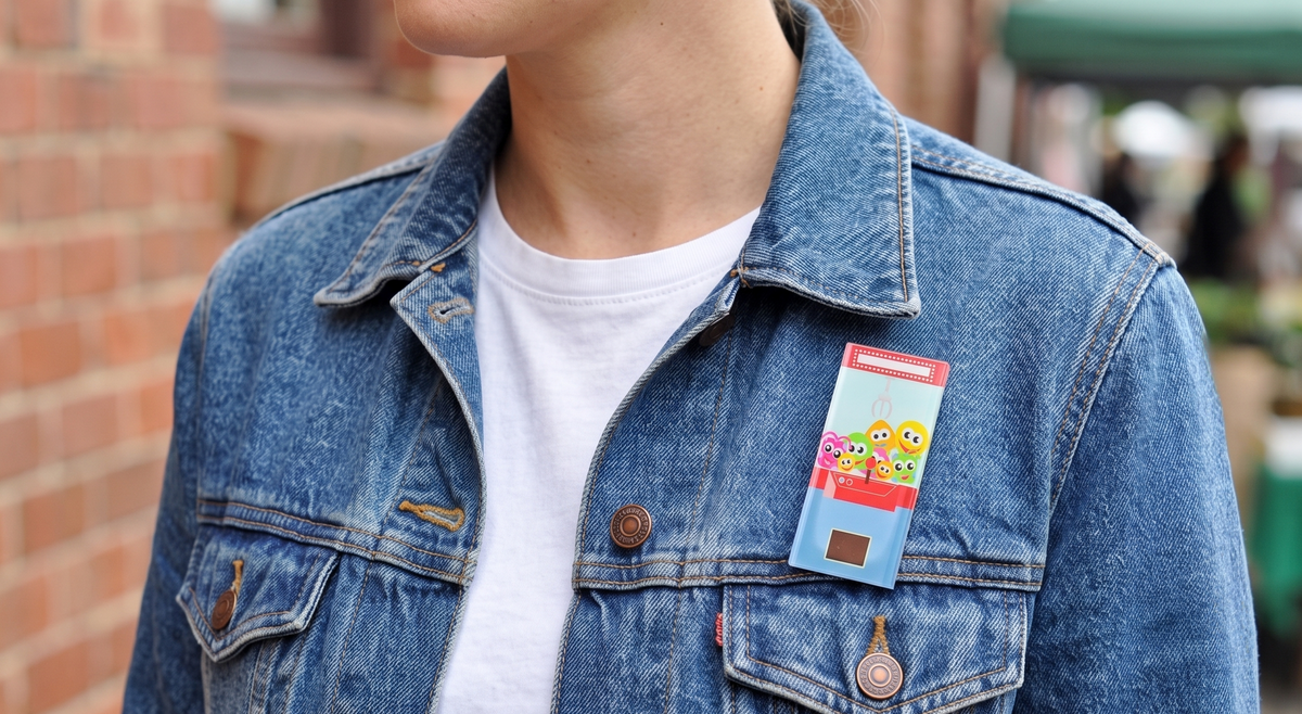 Claw Machine Brooch - Retro Arcade Skill Tester Pin