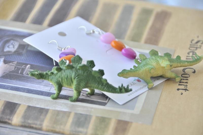 Novelty Dinosaur Hearts Dangle Drop Earrings - Stegosaurus